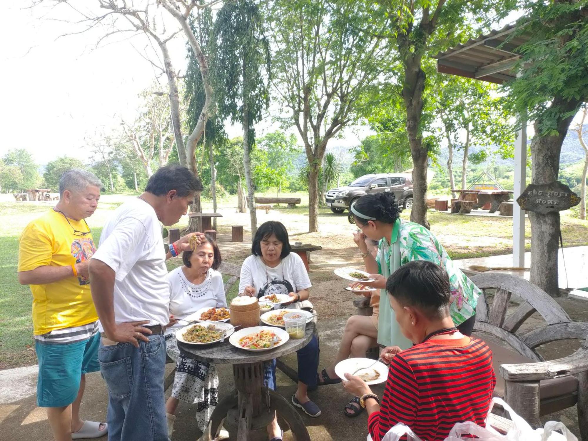 บ้านอิงเมยแคมป์ แก่งกระจาน Ban Phu Bon Exteriör bild